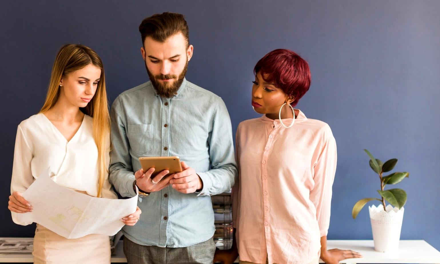 Analyse financière détaillée avec graphiques de performance et indicateurs clés sur écran professionnel